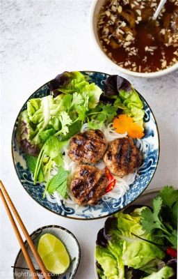  Bún Chả: Ein aromatisches Wunder aus gegrilltem Fleisch und frischen Kräutern!