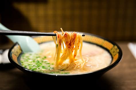  Hakata Ramen: Ein herzhaftes Meisterwerk der Nudelkunst mit cremiger Brühe und perfekt al dente Garung