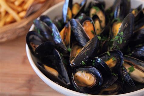  Moules Marinières: Ein Meer an Geschmack und Aromen – ein kulinarisches Abenteuer aus Rouen!