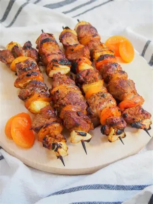  Sosaties! Ein südafrikanisches BBQ-Meisterwerk mit würziger Marinade und knusprigem Fleisch