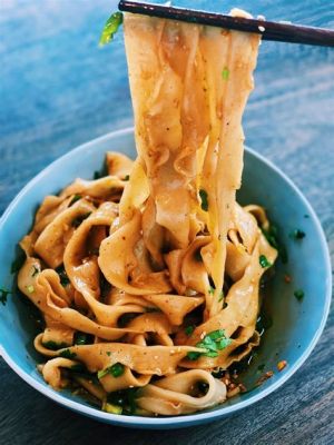  Wuhai-Style Hand-Pulled Noodles: Ein kulinarisches Abenteuer, das den Gaumen betört und die Geschmacksknospen tanzen lässt!