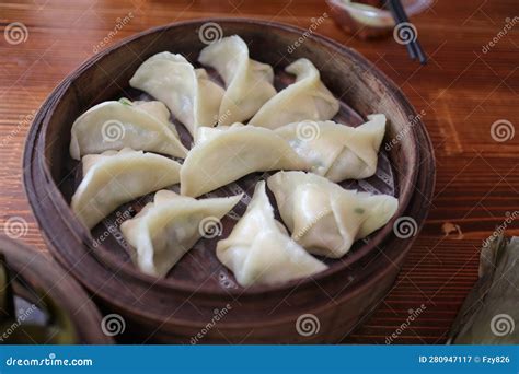  Zhengzhou Soup Dumplings: Ein kulinarischer Schmelztiegel voll zarter Füllungen und würziger Brühe!